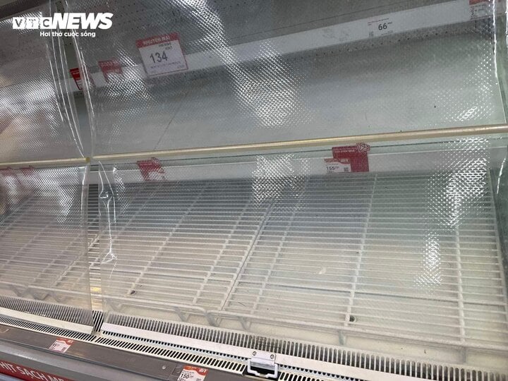 Người Hà Nội sục sôi tích thực phẩm trước siêu bão Yagi, nhiều chợ hết sạch đồ - Ảnh 2