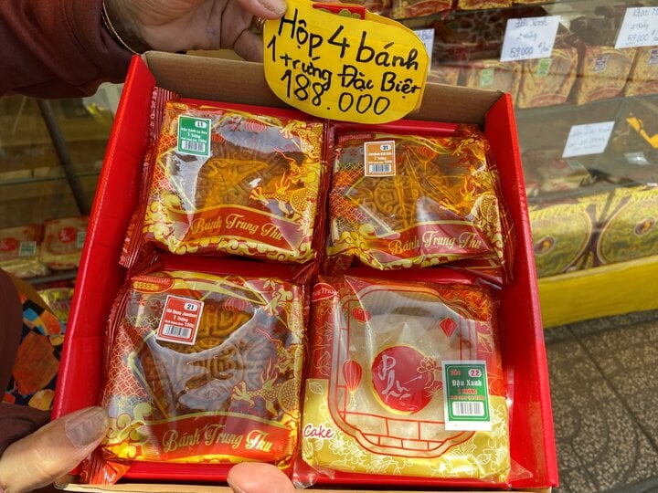 Bánh Trung thu khuyến mại ảo, mua 1 thành 4 khắp TP.HCM - Ảnh 2