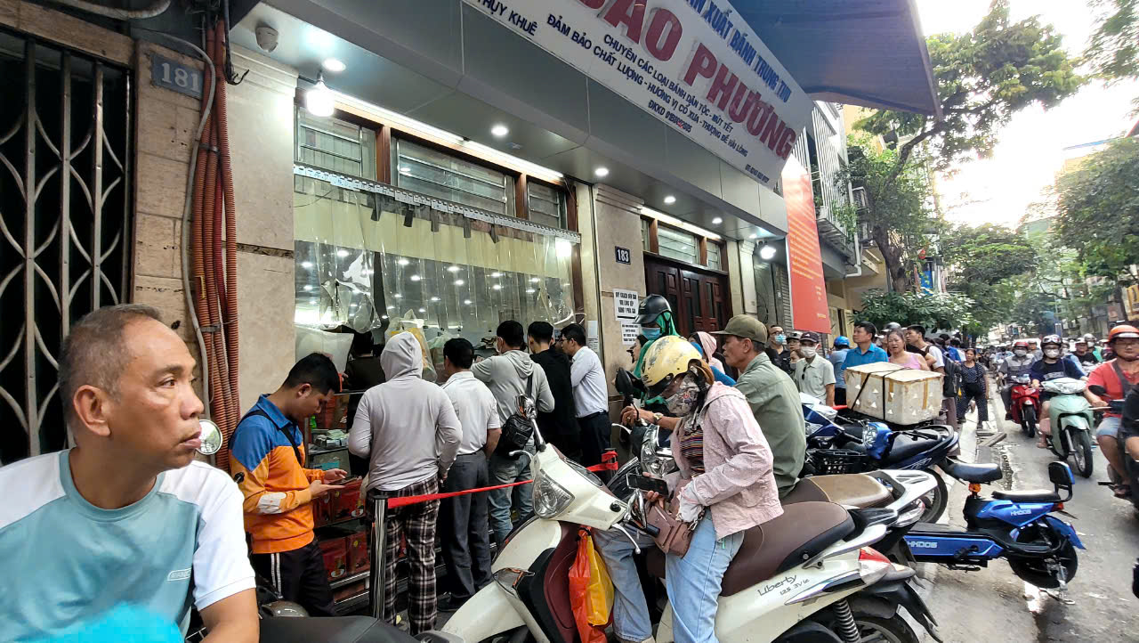 Khách đợi cả tiếng, xếp hàng dài mua bánh trung thu - Ảnh 3