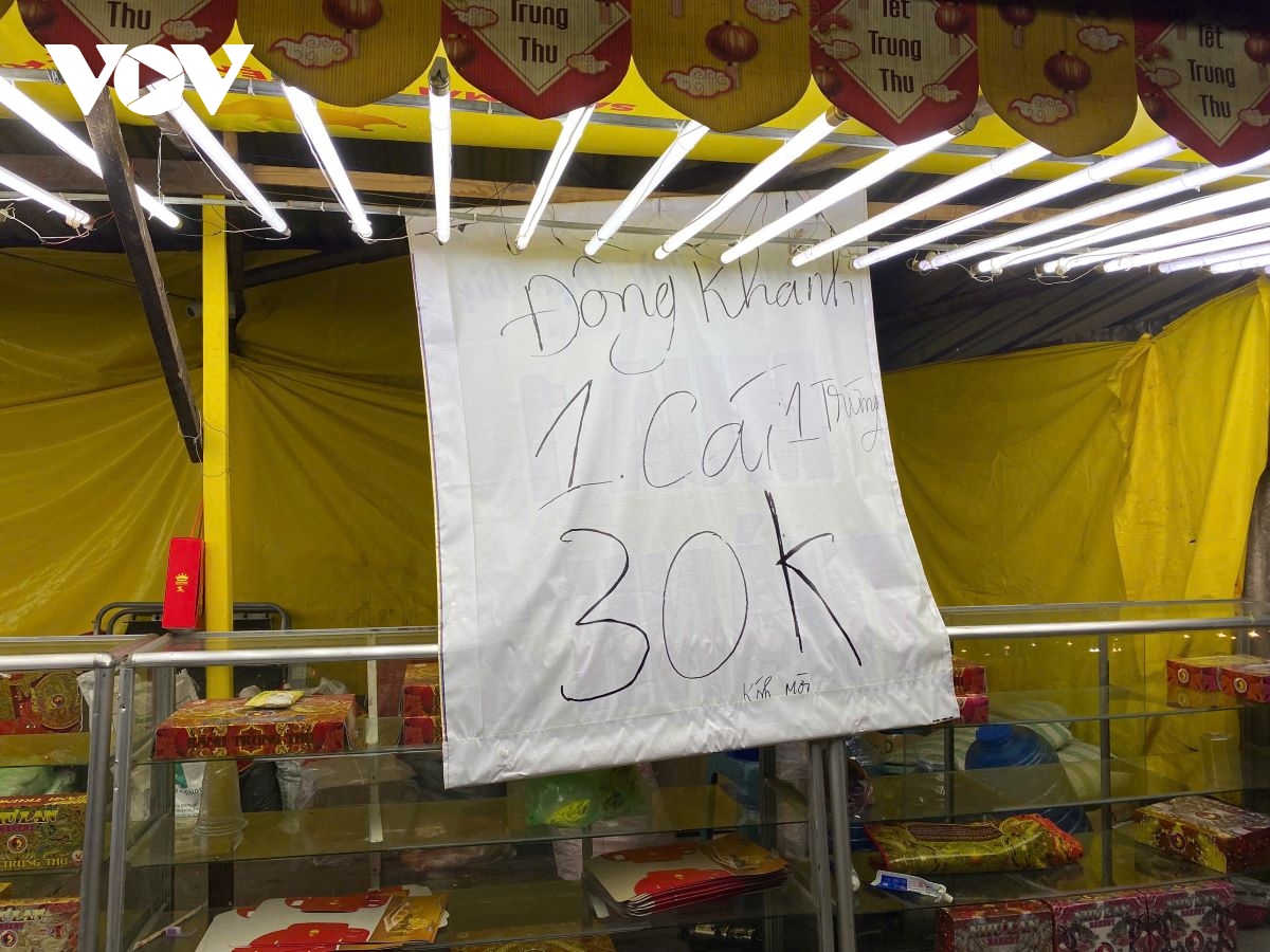 Bánh Trung hạ giá “sập sàn” vẫn ế ẩm - Ảnh 1