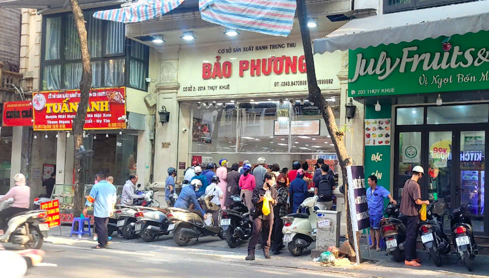 Khách đợi cả tiếng, xếp hàng dài mua bánh trung thu - Ảnh 6