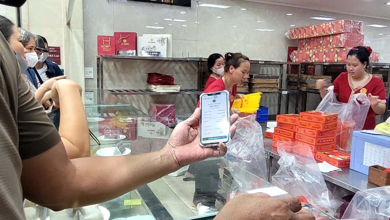 Khách đợi cả tiếng, xếp hàng dài mua bánh trung thu - Ảnh 2