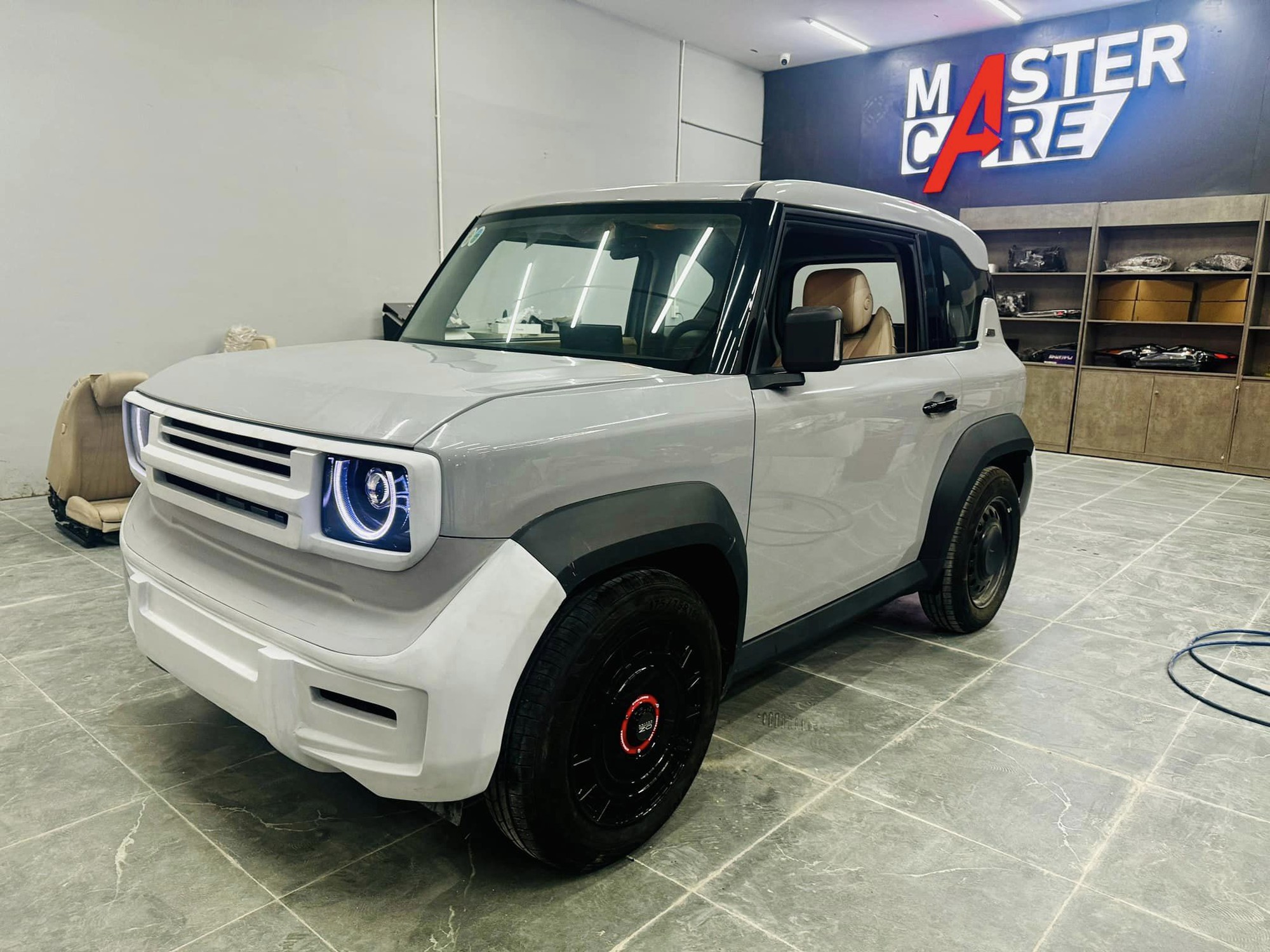 "Pháp sư" Mr Xuân Hoàn nhá hàng VinFast VF 3 bản nâng cấp: lột xác thành tiểu Defender, bộ mâm trên thế giới không có cái thứ 2 - Ảnh 2