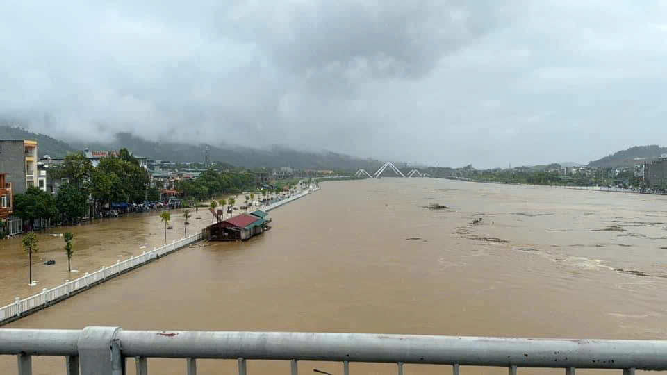 Nước lũ cuồn cuộn, phát hiện 2 sà lan Trung Quốc đứt neo trôi dạt trên sông Hồng - Ảnh 1