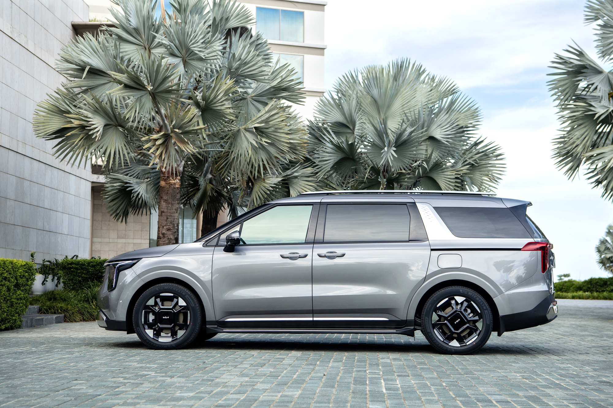 Kia Carnival 2024 ra mắt Việt Nam: 4 phiên bản giá từ 1,299 tỷ, chỉ còn máy dầu, cải tiến tiện nghi, nâng cao ADAS - Ảnh 22