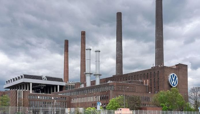 Khủng hoảng Volkswagen: Nếu đóng cửa nhà máy sẽ khiến cả 1 thị trấn điêu đứng, 60.000 cư dân lo mất kế sinh nhai, chính Bộ trưởng phải vào cuộc - Ảnh 1