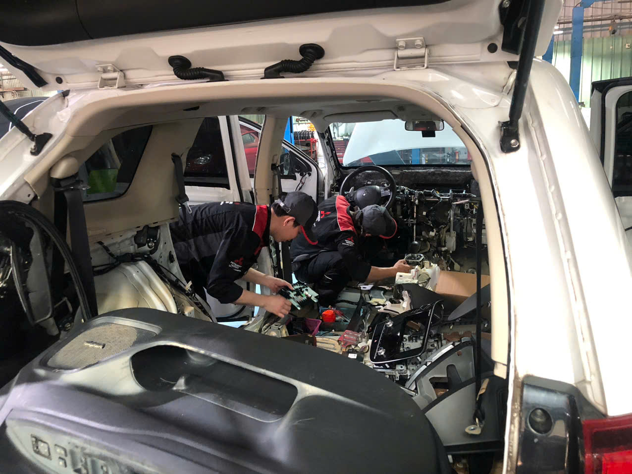 Ô tô xếp hàng chờ bảo hiểm sau bão lũ - Ảnh 1