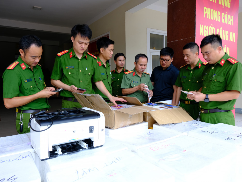 Triệt phá đường dây làm giả tài liệu của cơ quan tổ chức để buôn điện thoại “dỏm” - Ảnh 1