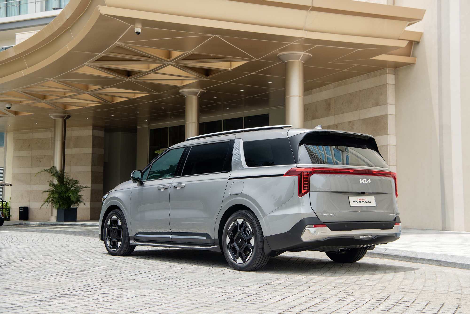 Kia Carnival 2024 ra mắt Việt Nam: 4 phiên bản giá từ 1,299 tỷ, chỉ còn máy dầu, cải tiến tiện nghi, nâng cao ADAS - Ảnh 21