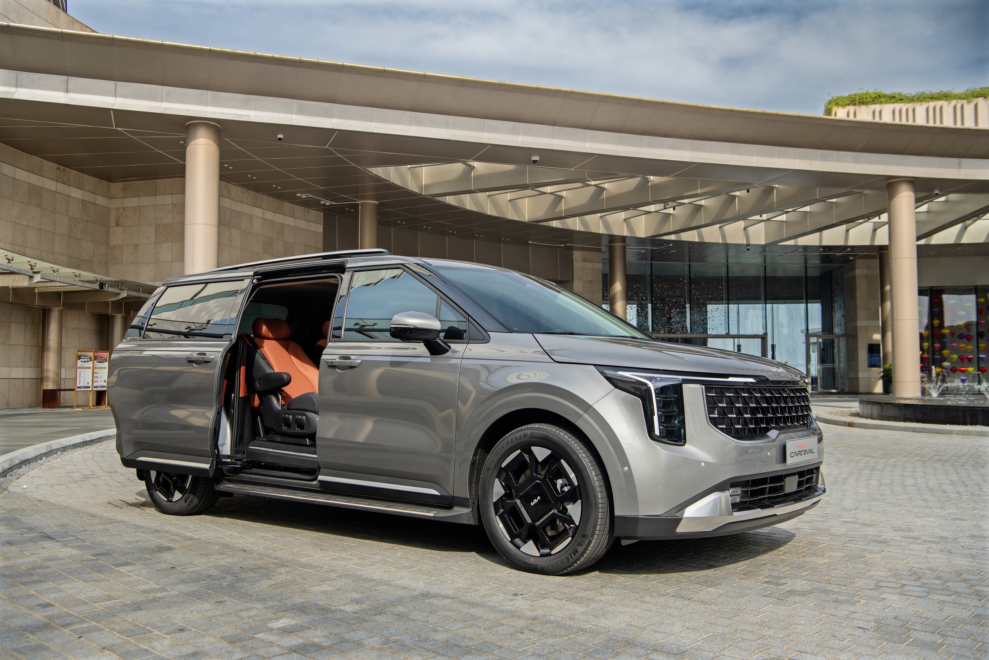 Kia Carnival 2024 ra mắt Việt Nam: 4 phiên bản giá từ 1,299 tỷ, chỉ còn máy dầu, cải tiến tiện nghi, nâng cao ADAS - Ảnh 20