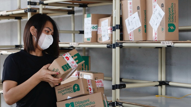 Hết rồi cái thời Shopee, Lazada là "thiên đường": Người bán kiệt sức, phải đóng cửa gian hàng vì phí cao - Ảnh 1