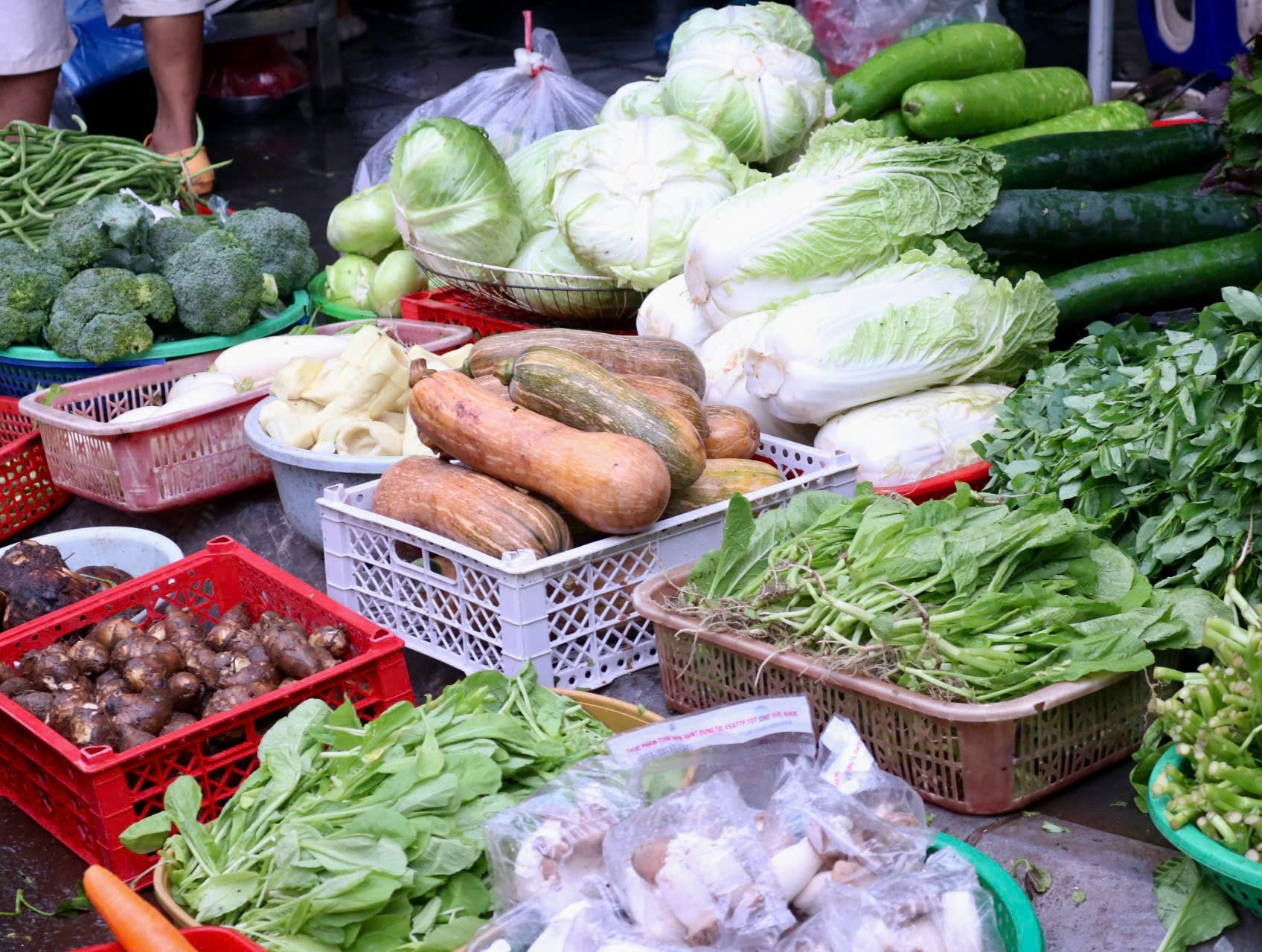 Chợ sớm sau bão: Vắng bóng tiểu thương, rau xanh tăng gấp rưỡi - Ảnh 5