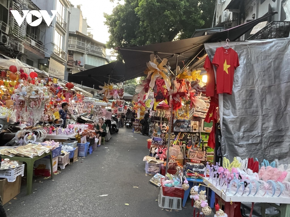 Phố Hàng Mã vắng khách khi Trung thu cận kề - Ảnh 1