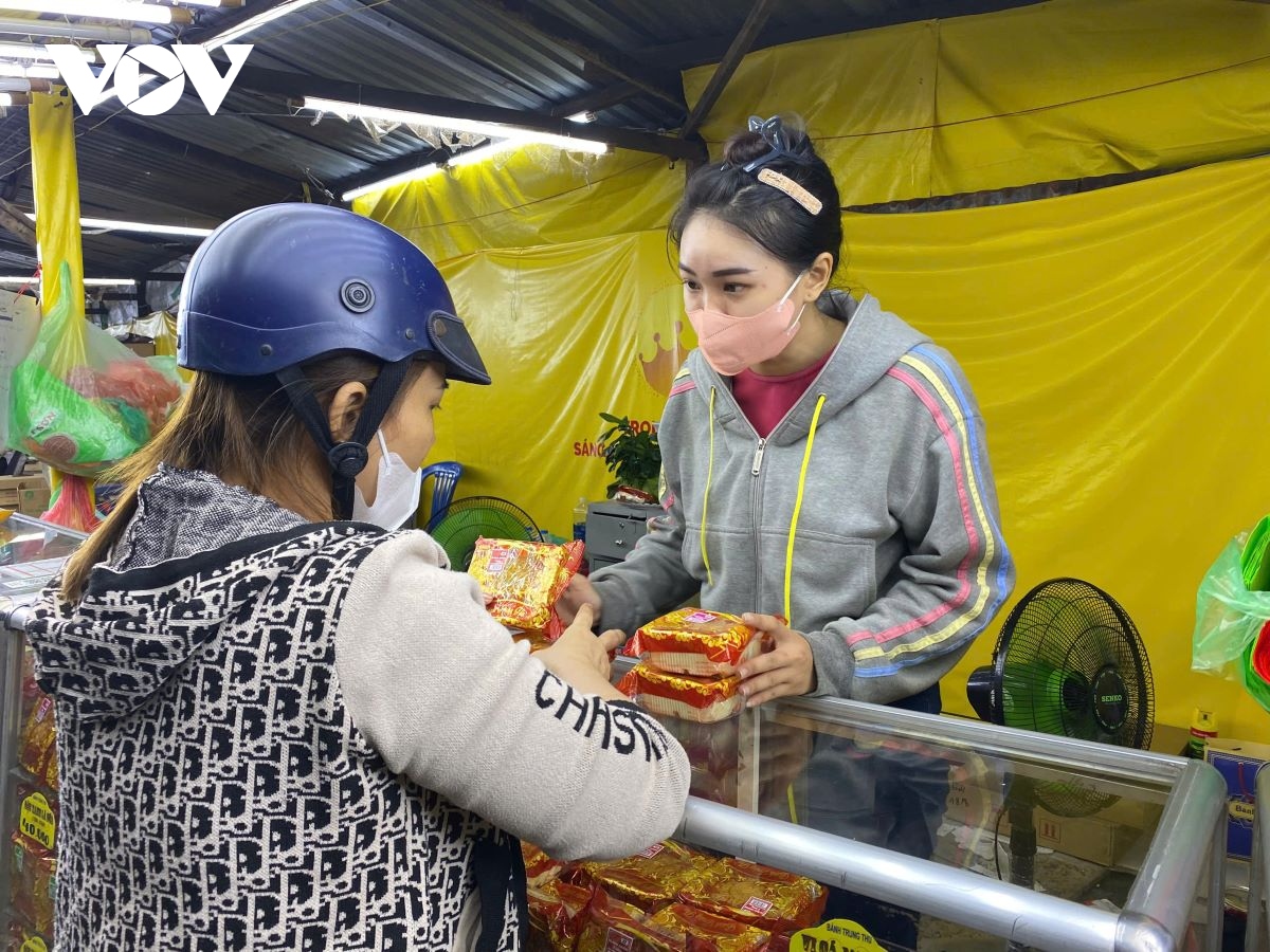 Bánh Trung hạ giá “sập sàn” vẫn ế ẩm - Ảnh 2