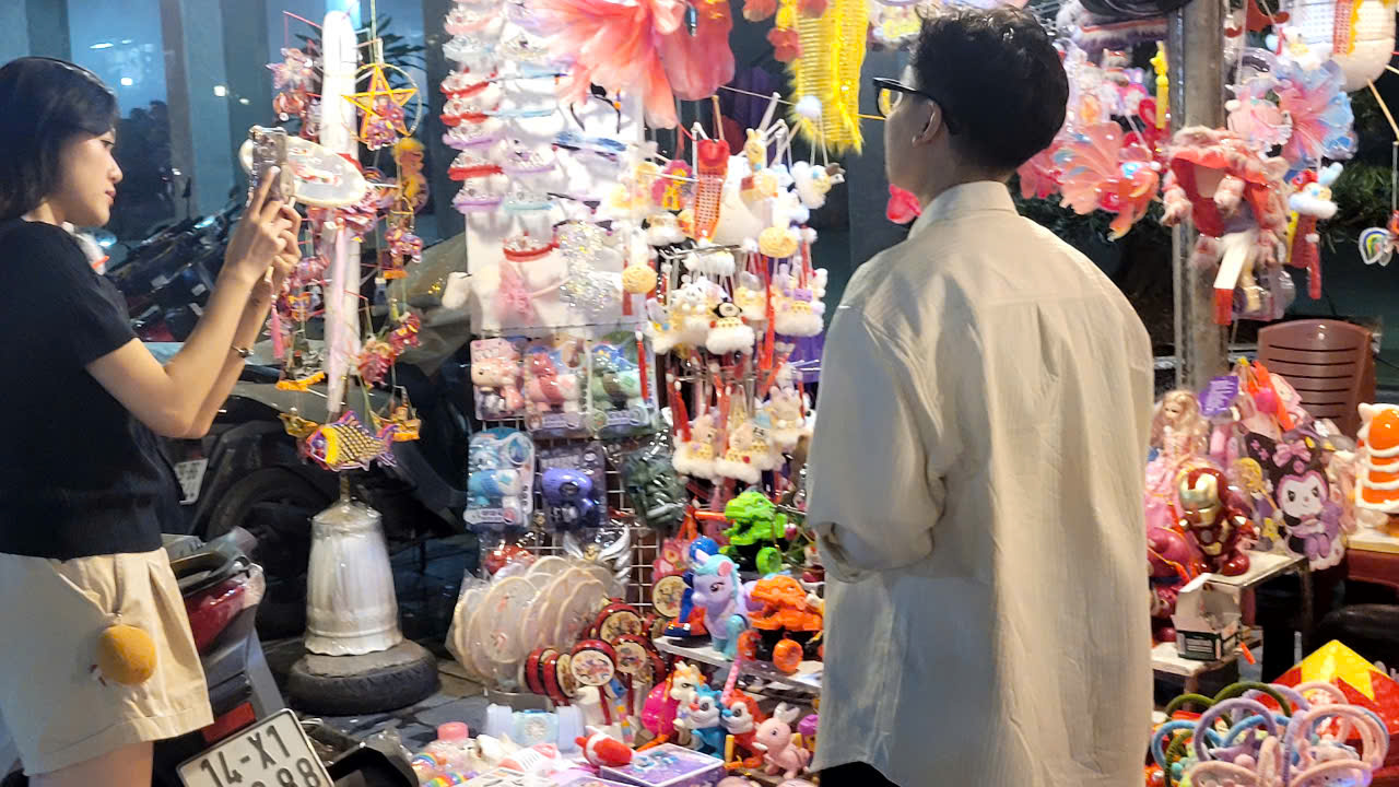 Tết Trung thu gần qua, người bán đồ chơi mòn mỏi ngóng khách - Ảnh 6