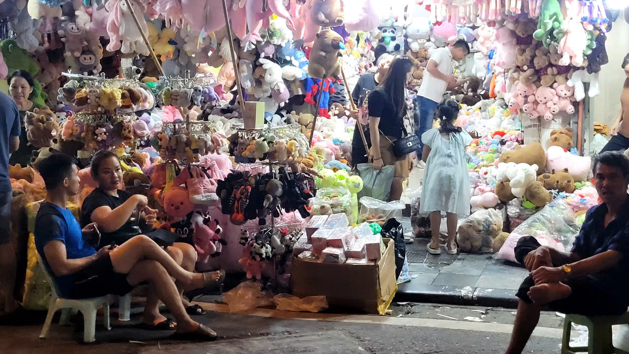 Tết Trung thu gần qua, người bán đồ chơi mòn mỏi ngóng khách - Ảnh 1