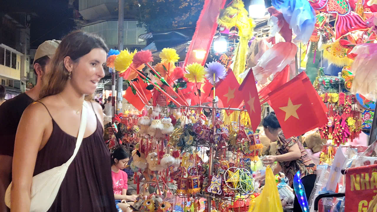 Tết Trung thu gần qua, người bán đồ chơi mòn mỏi ngóng khách - Ảnh 3