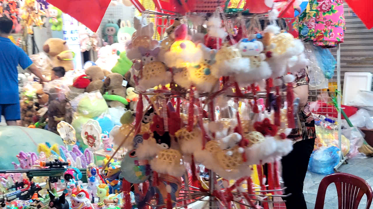 Tết Trung thu gần qua, người bán đồ chơi mòn mỏi ngóng khách - Ảnh 4