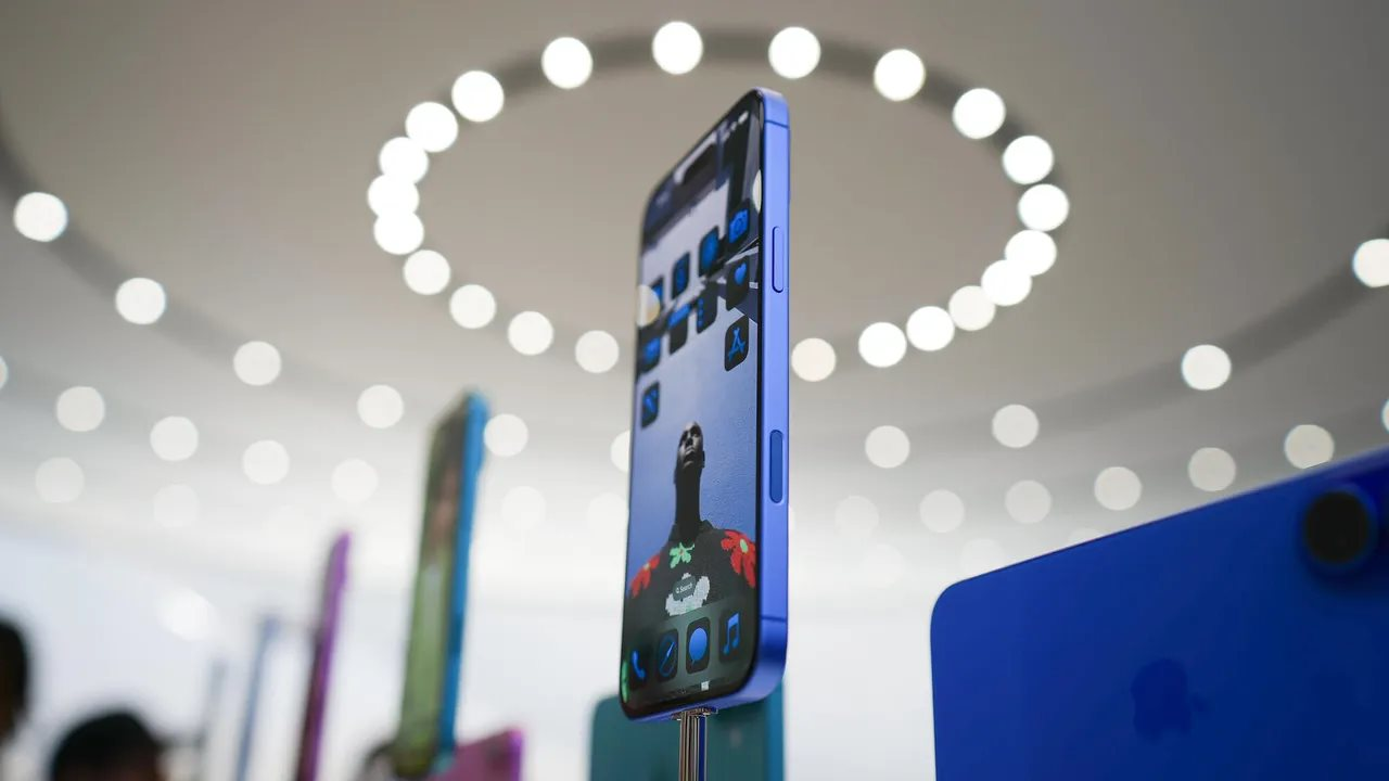 Khác với mọi năm, đây mới là mẫu iPhone 16 đáng mua nhất năm nay: Đã rẻ lại đủ mọi tính năng - Ảnh 2