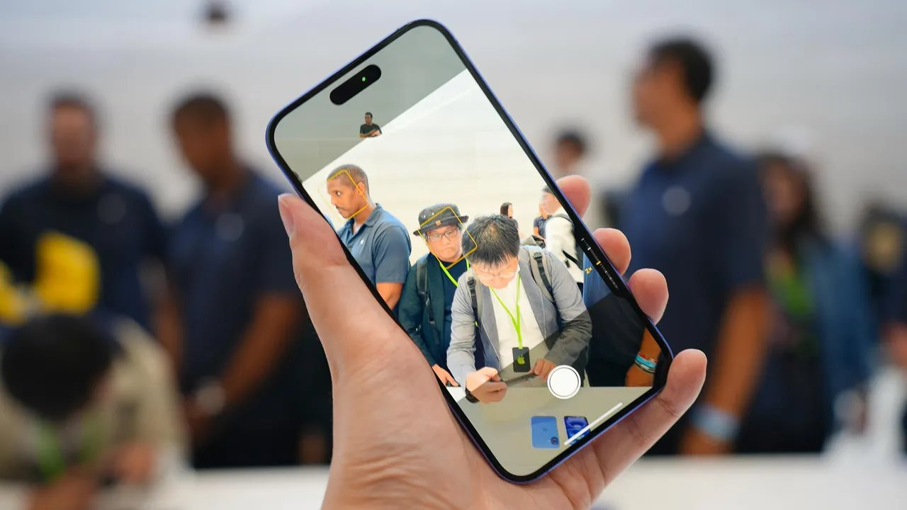 Khác với mọi năm, đây mới là mẫu iPhone 16 đáng mua nhất năm nay: Đã rẻ lại đủ mọi tính năng - Ảnh 1