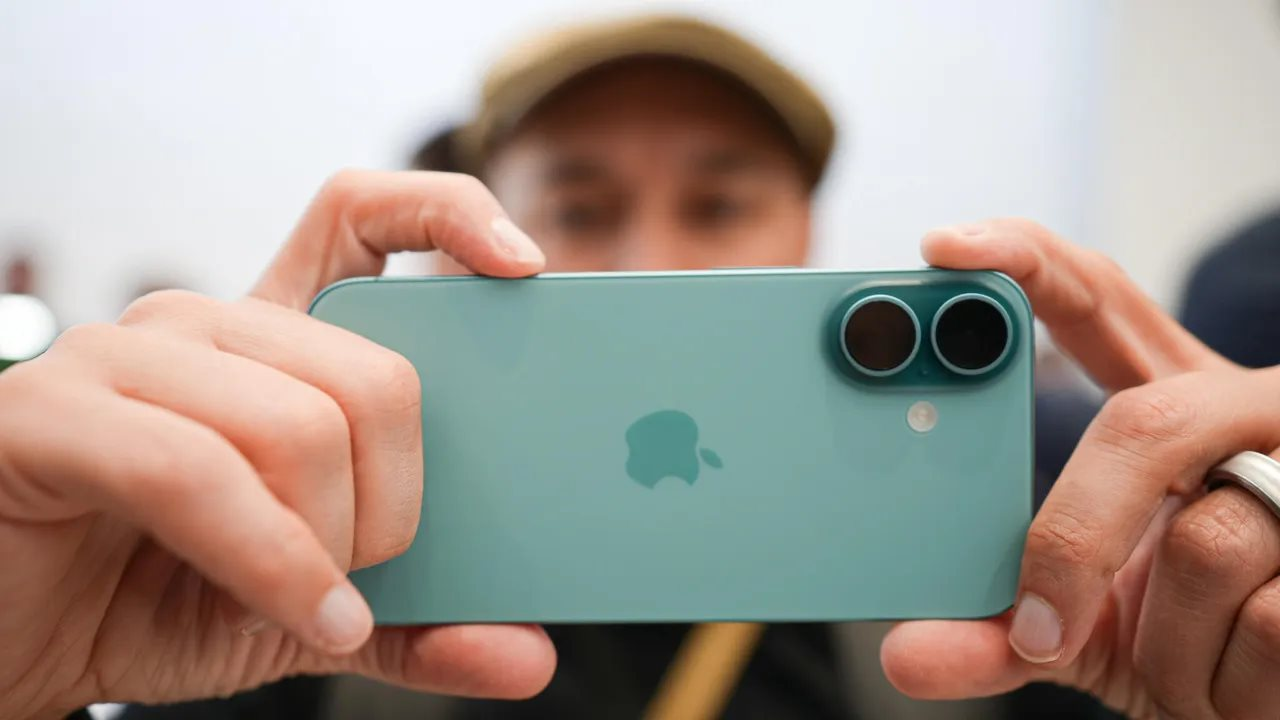 Khác với mọi năm, đây mới là mẫu iPhone 16 đáng mua nhất năm nay: Đã rẻ lại đủ mọi tính năng - Ảnh 4