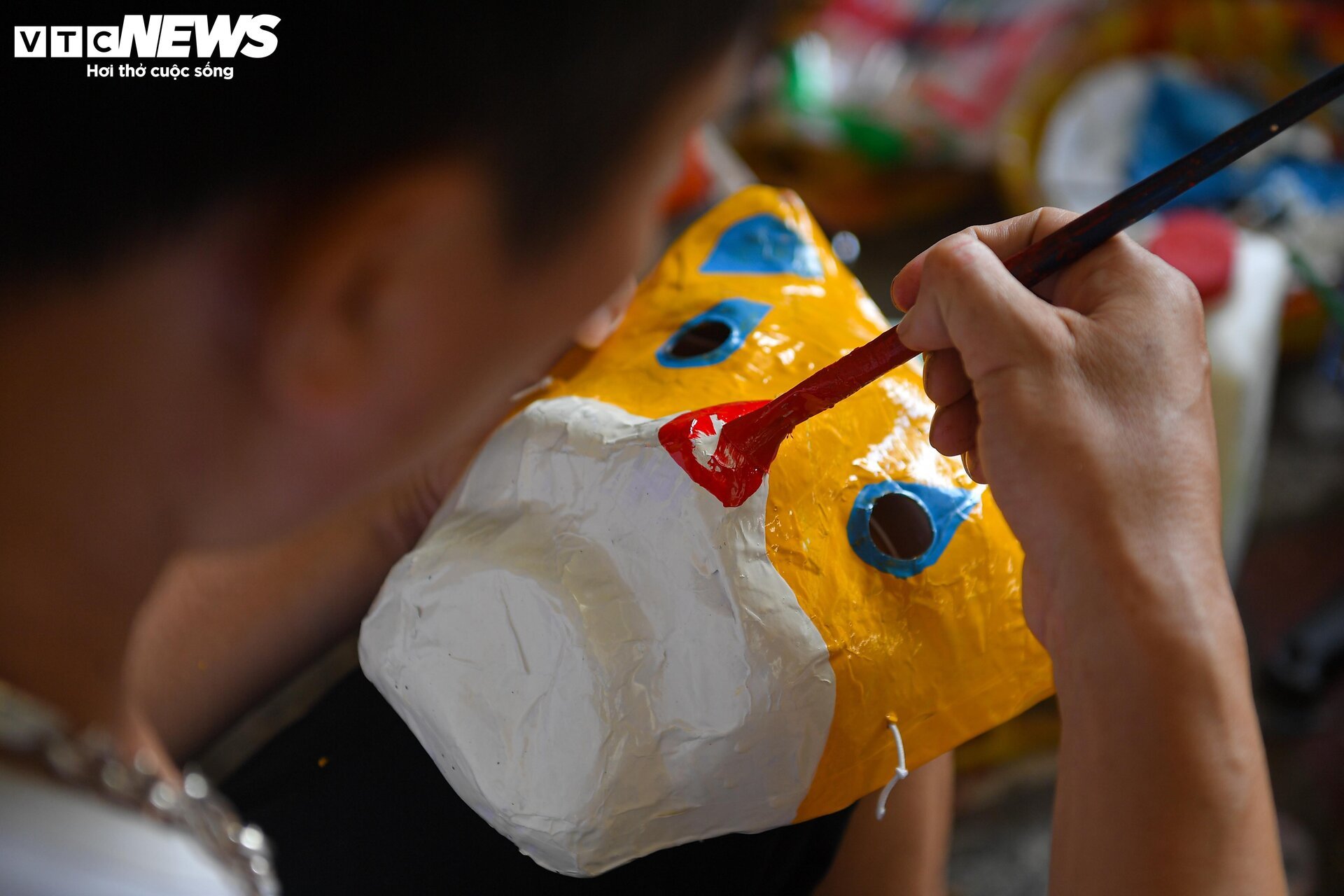 Tất bật sản xuất hàng nghìn mặt nạ giấy bồi cho Tết Trung thu - Ảnh 8