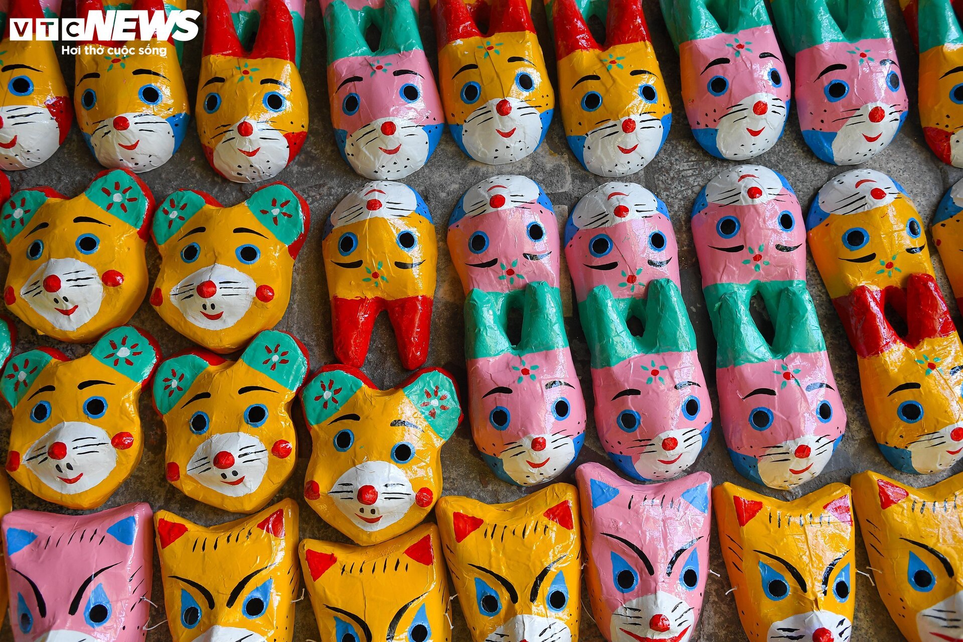 Tất bật sản xuất hàng nghìn mặt nạ giấy bồi cho Tết Trung thu - Ảnh 11