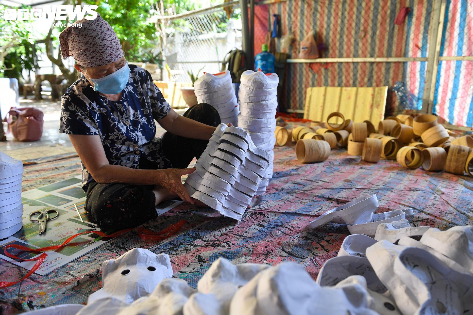 Tất bật sản xuất hàng nghìn mặt nạ giấy bồi cho Tết Trung thu - Ảnh 5