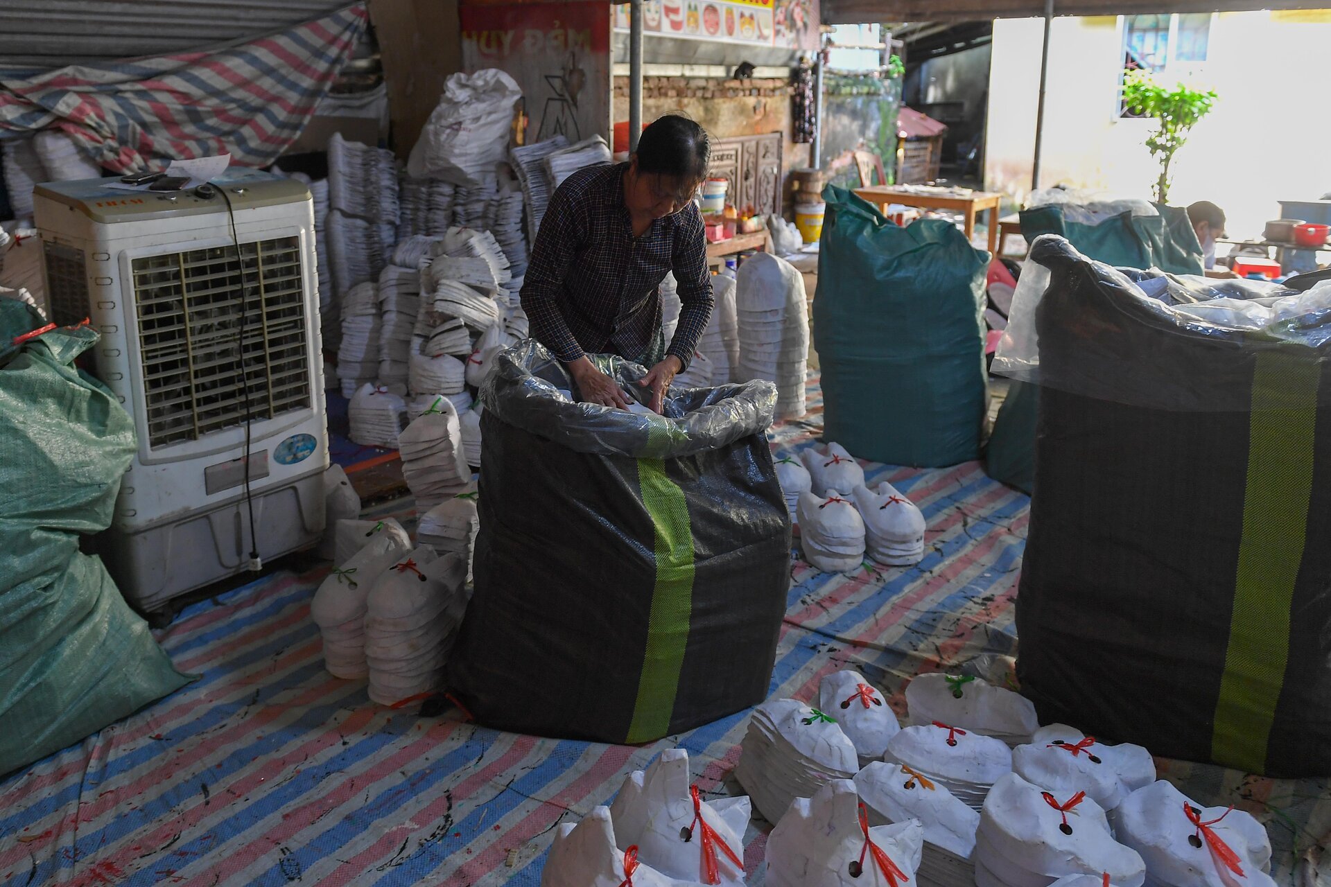 Tất bật sản xuất hàng nghìn mặt nạ giấy bồi cho Tết Trung thu - Ảnh 6