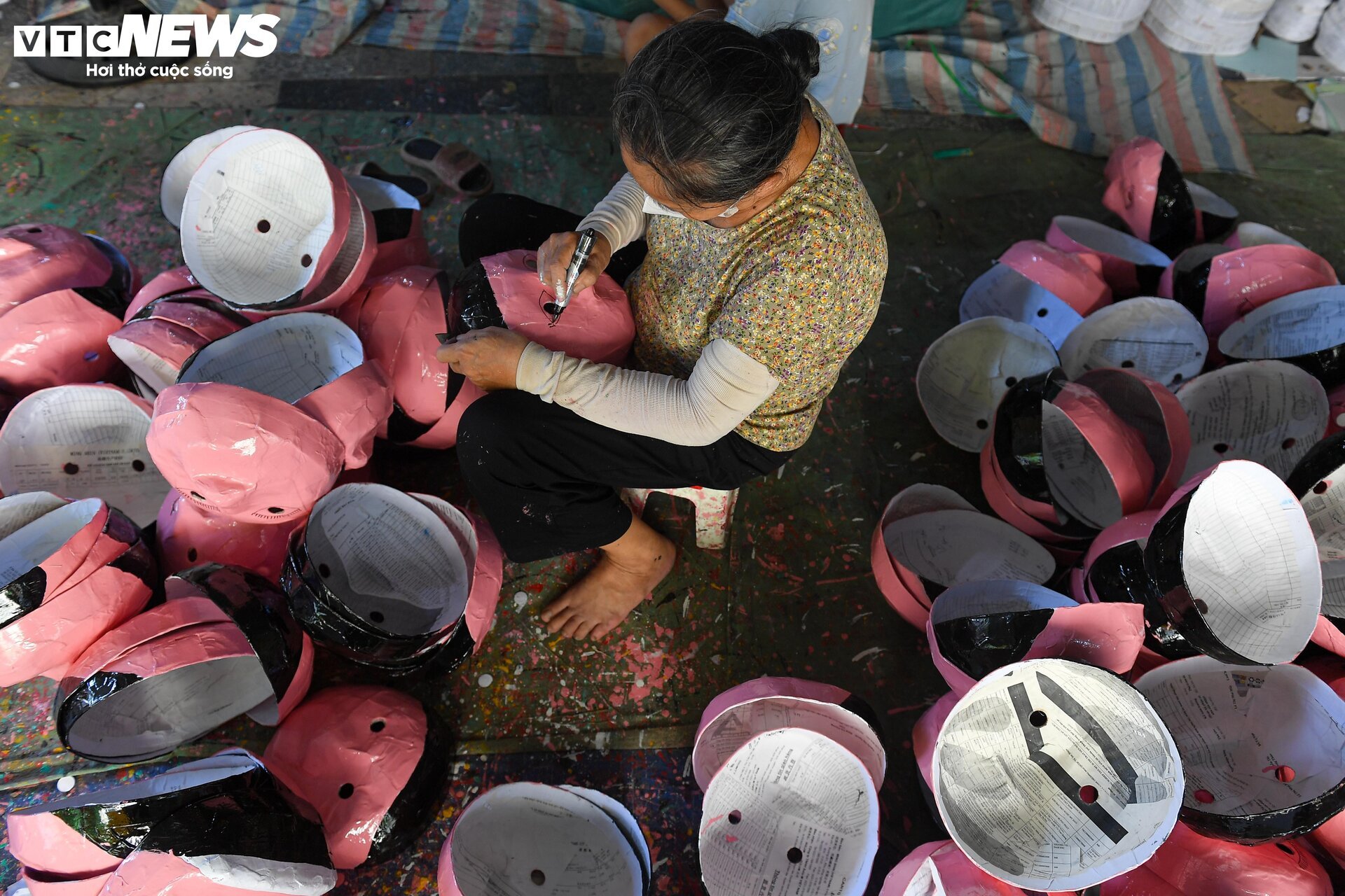 Tất bật sản xuất hàng nghìn mặt nạ giấy bồi cho Tết Trung thu - Ảnh 2