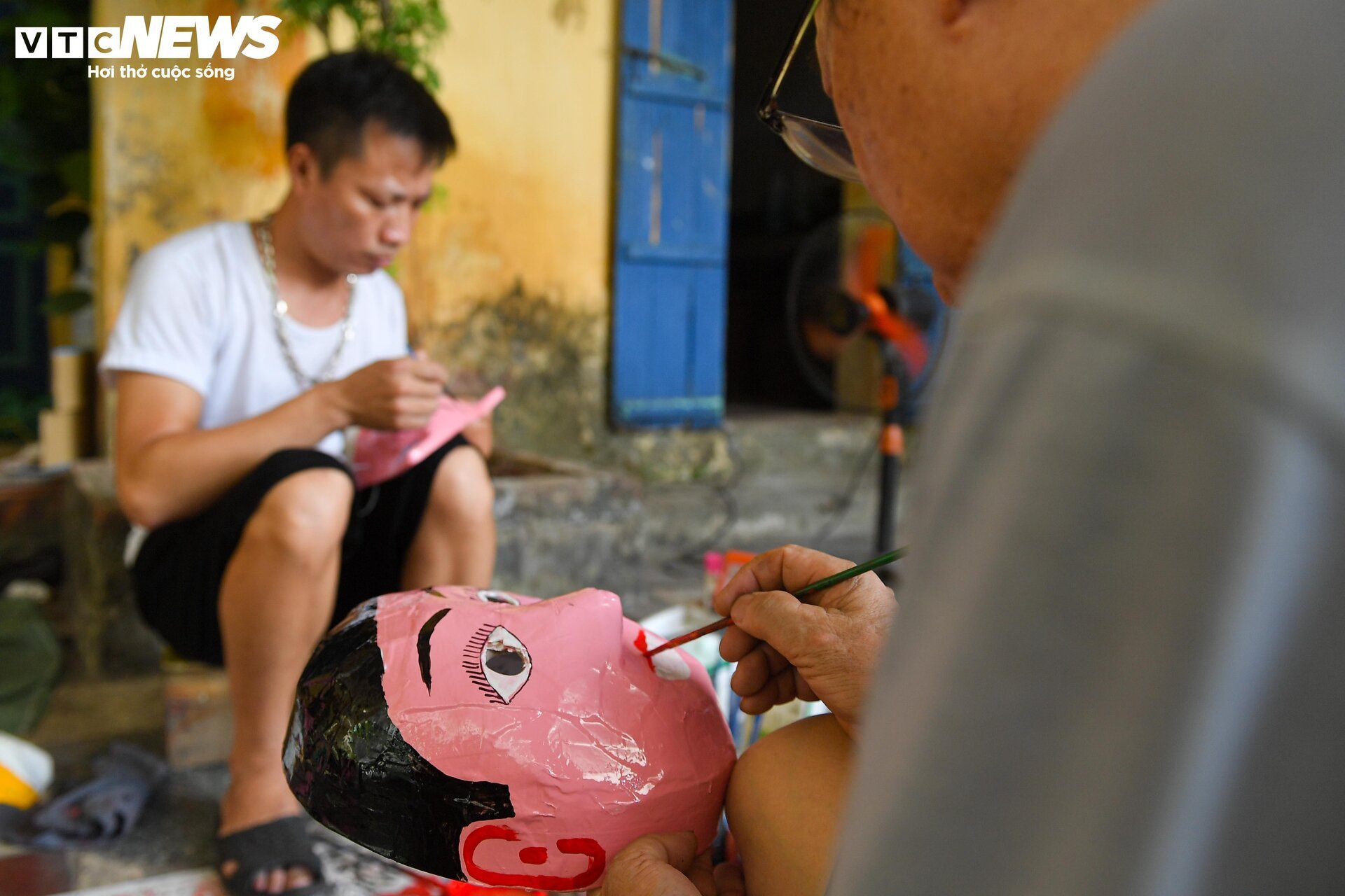 Tất bật sản xuất hàng nghìn mặt nạ giấy bồi cho Tết Trung thu - Ảnh 10