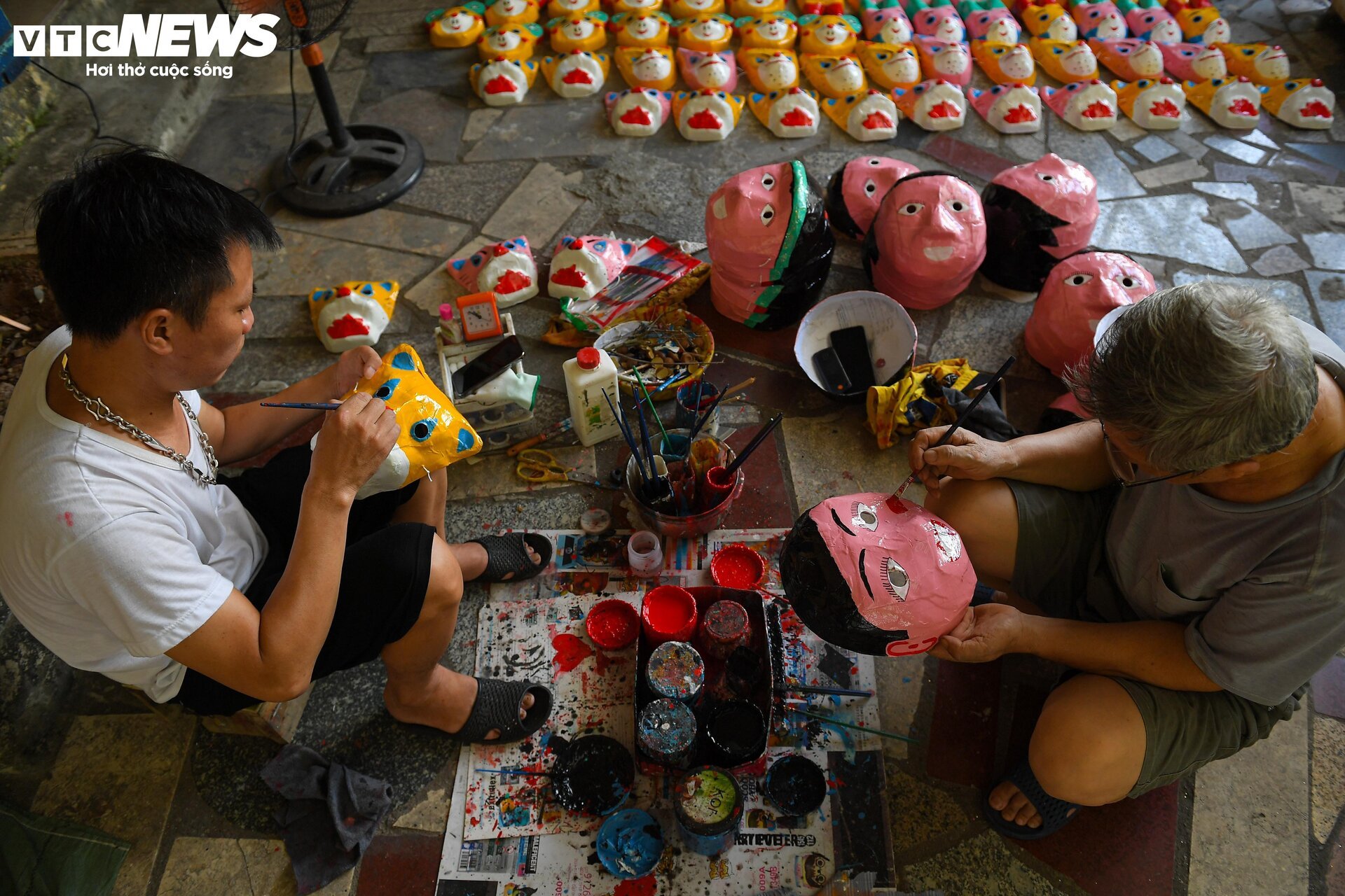 Tất bật sản xuất hàng nghìn mặt nạ giấy bồi cho Tết Trung thu - Ảnh 3