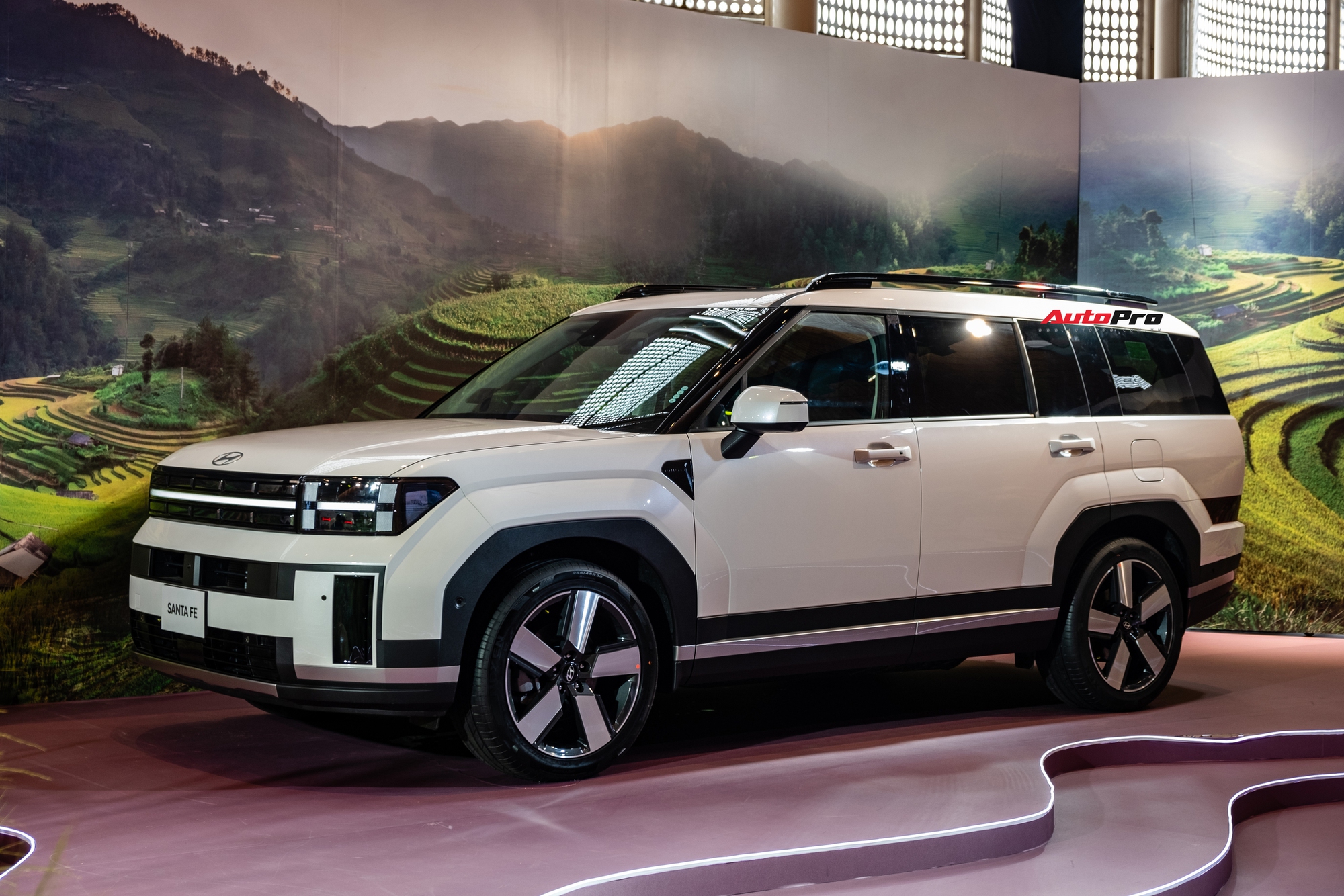 Cận cảnh Hyundai Santa Fe bản Prestige: Giá 1,265 tỷ đồng, tiện nghi gần ngang bản full, dễ thành bản bán chạy - Ảnh 1