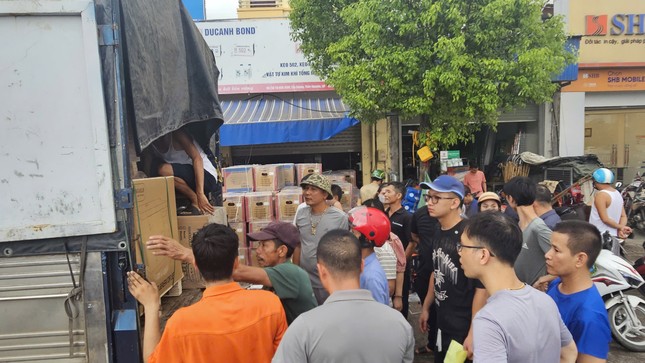 Người Hải Phòng, Quảng Ninh đổ xô mua máy phát điện, xăng dầu, sim điện thoại - Ảnh 1