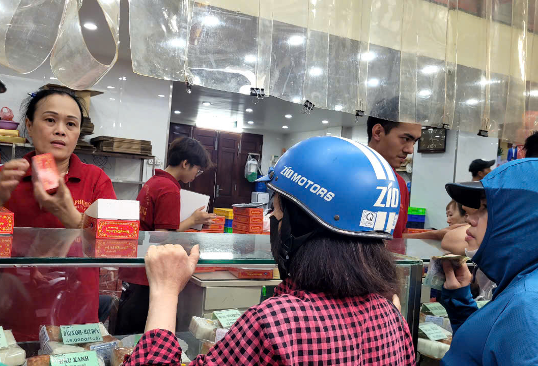 Khách đợi cả tiếng, xếp hàng dài mua bánh trung thu - Ảnh 1