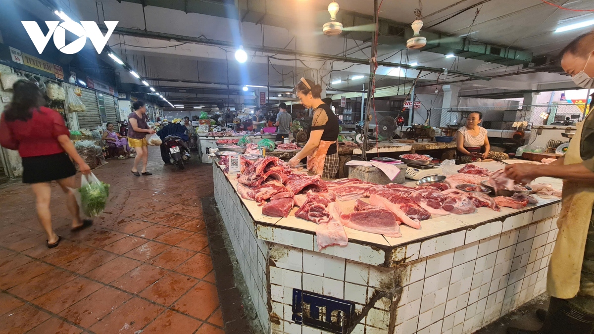 Hàng thiết yếu ở Thái Nguyên đầy đủ, thịt và rau xanh tăng giá - Ảnh 1