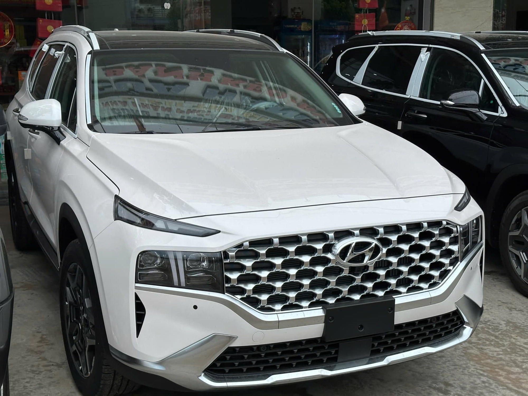 Hyundai Santa Fe 2024 chỉ còn bản xăng, bản dầu đời cũ bị 'hét giá': Xe lướt bản ‘full’ tới 1,35 tỷ đồng, đắt hơn giá mới - Ảnh 4