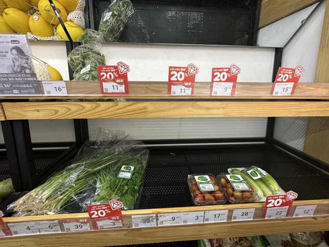 Hà Nội: Người người đi siêu thị 'vét sạch' rau, thịt - Ảnh 6