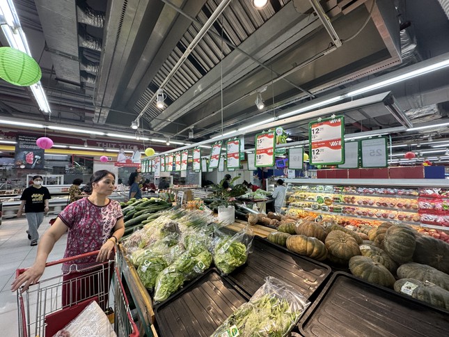 Hà Nội: Người người đi siêu thị 'vét sạch' rau, thịt - Ảnh 2