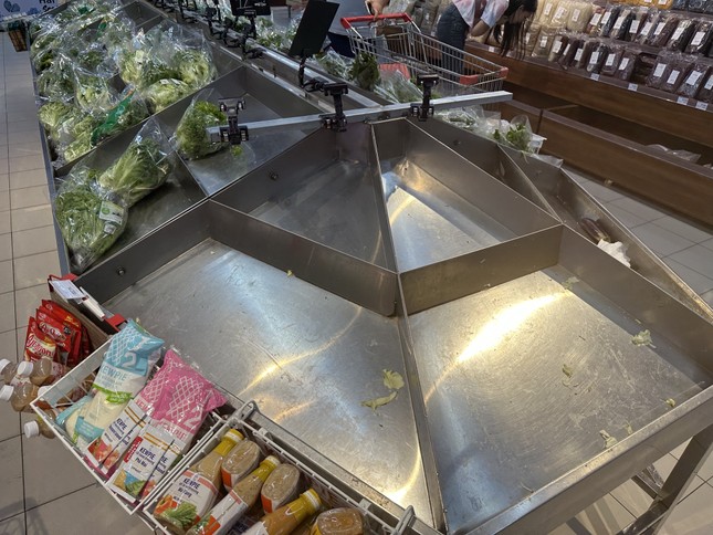 Hà Nội: Người người đi siêu thị 'vét sạch' rau, thịt - Ảnh 3