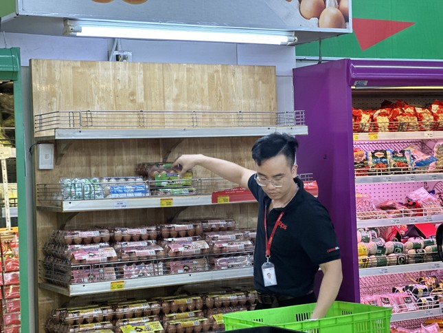 Hà Nội: Người người đi siêu thị 'vét sạch' rau, thịt - Ảnh 8