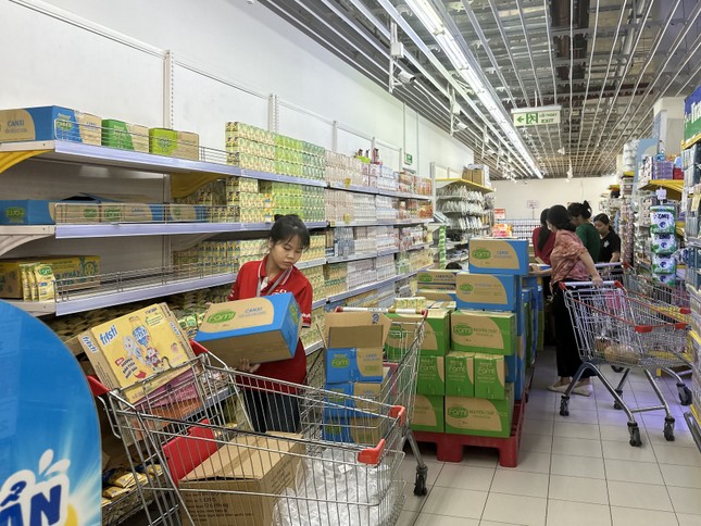 Hà Nội: Người người đi siêu thị 'vét sạch' rau, thịt - Ảnh 9