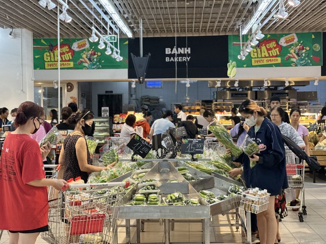 Hà Nội: Người người đi siêu thị 'vét sạch' rau, thịt - Ảnh 1