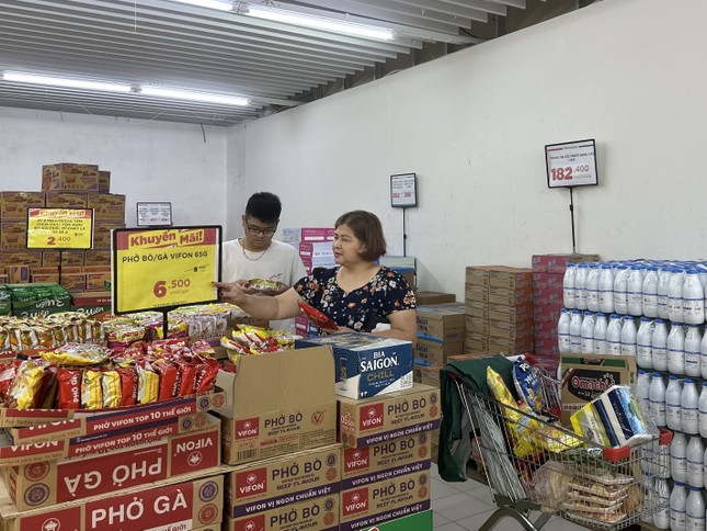 Hà Nội: Người người đi siêu thị 'vét sạch' rau, thịt - Ảnh 10