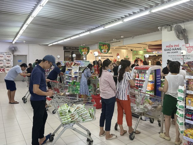 Hà Nội: Người người đi siêu thị 'vét sạch' rau, thịt - Ảnh 11