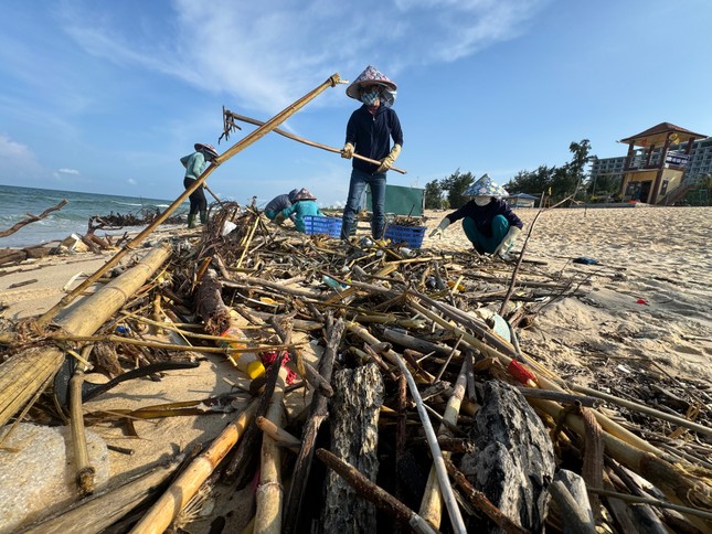 Hàng trăm hộp thuốc chống đột quỵ lẫn trong rác dạt vào bờ biển Quảng Bình - Ảnh 6