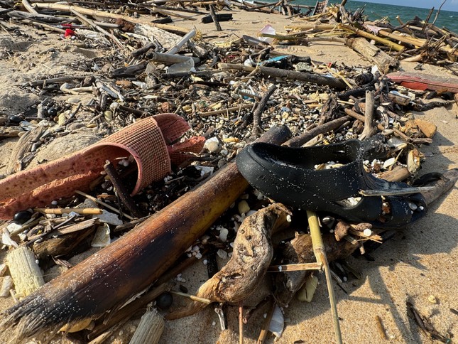 Hàng trăm hộp thuốc chống đột quỵ lẫn trong rác dạt vào bờ biển Quảng Bình - Ảnh 2