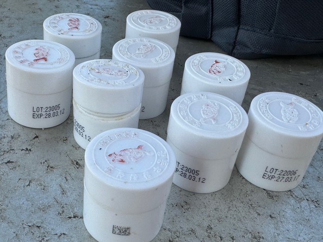 Hàng trăm hộp thuốc chống đột quỵ lẫn trong rác dạt vào bờ biển Quảng Bình - Ảnh 4