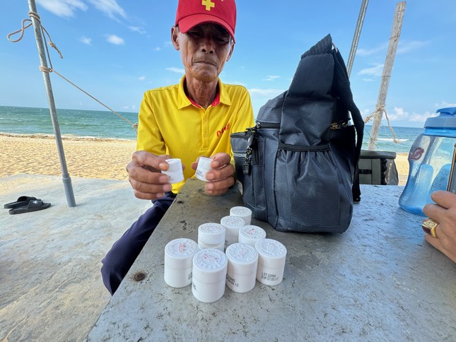 Hàng trăm hộp thuốc chống đột quỵ lẫn trong rác dạt vào bờ biển Quảng Bình - Ảnh 3