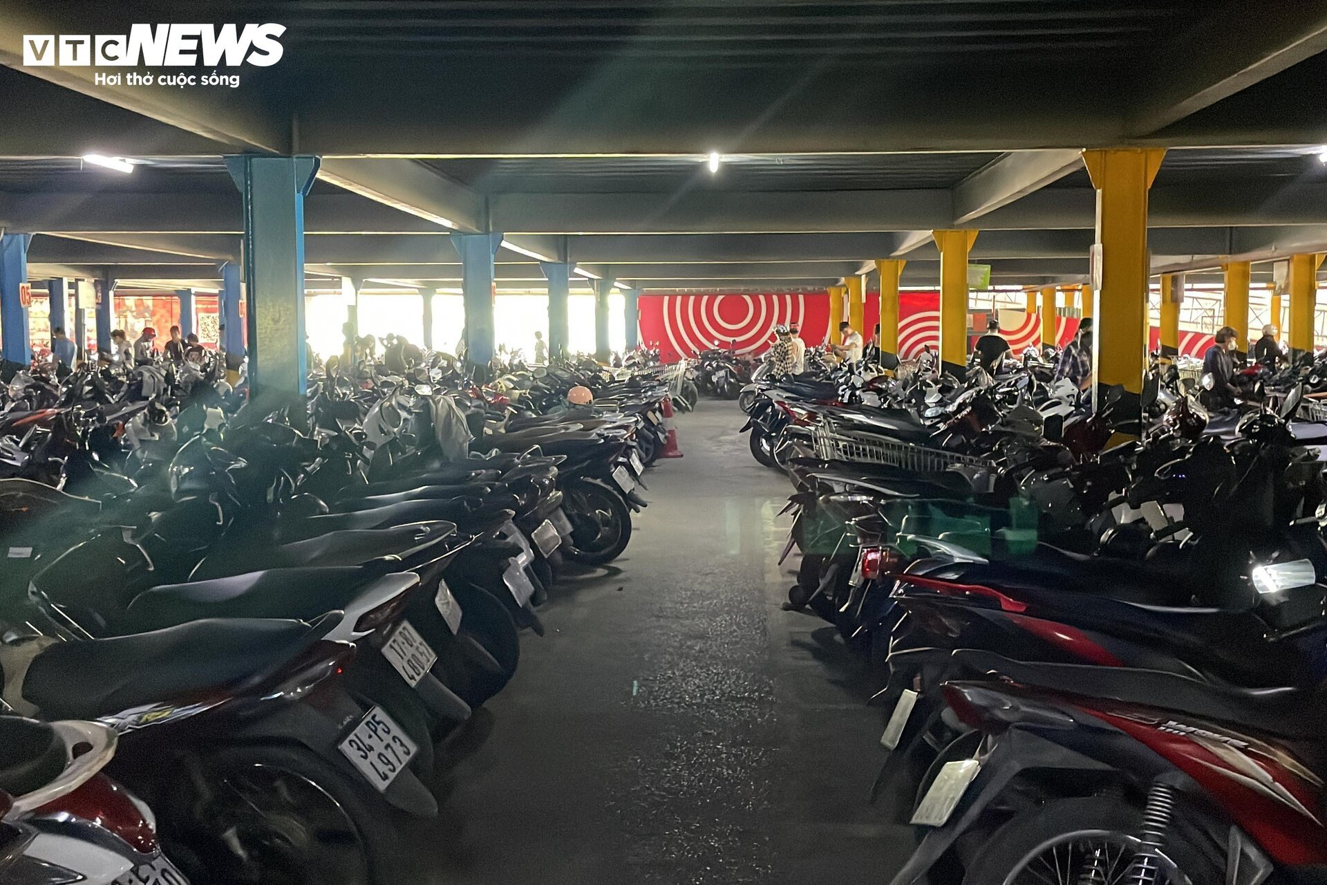 Cảnh người Hà Nội đổ xô đi siêu thị, mua đồ 'chạy bão' Yagi - Ảnh 2